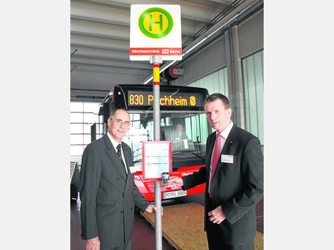 Aktuelle Fahrplan&auml;nderungen aufs Handy: Peter Heider, Leiter der Region Bayern im DB Stadtverkehr (l.), und Klaus-Dieter Josel, Konzernbevollm&auml;chtigter der Deutschen Bahn in Bayern, wiesen gestern in Erding den Weg in die Zukunft des Nahverkehrs. Foto: ham