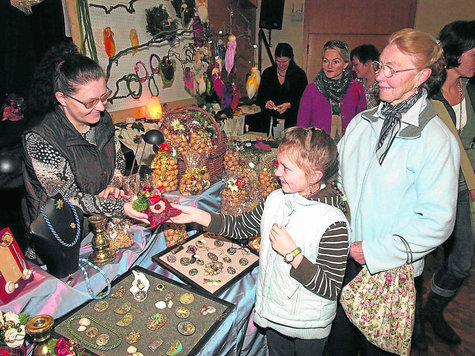 Einkaufen ohne besinnliche Hintergrundmusik: An 50 St&auml;nden boten Hobbyk&uuml;nstler beim Christkindlmarkt im Kultur- und Tagungszentrum ihre Produkte an. Foto: Herpen