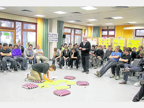 Begeistert von Organisator Pannwitz (re.) und seinem Seminar &bdquo;Open space&ldquo; waren sowohl Lehrer als auch Teilnehmer. Die Zivildienstschule kann sich vorstellen, das Seminar zu wiederholen. Foto: sabine hermsdorf