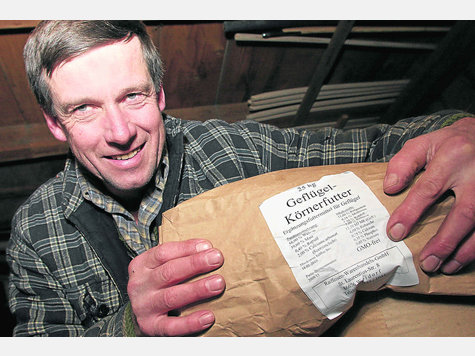 Kleiner, aber wichtiger Zusatz auf dem Etikett: Peter Fichtner, stellvertretender BBV-Kreisobmann aus Bad Heilbrunn, zeigt den Vermerk, der das Futter als gentechnikfrei ausweist. foto: pr&ouml;hl