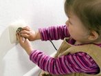 Vor Stromschlägen im eigenen Haus schützen Fehlerstrom-Schutzschalter. Sie können neben dem Bad auch im Garten installiert werden.
