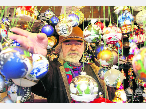 Bunte Christbaumkugeln hat Standinhaber Dieter Wartenberg noch viele &uuml;brig. Er ist einer der wenigen, bei denen das Weihnachtsgesch&auml;ft nicht so gut lief. Foto: Pr&ouml;hl