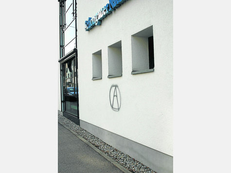 Auch das Verlagsgebäude der Schongauer Nachrichten wurde von den Sprayern mit einem politischen Symbol besprüht. jos Auch das Verlagsgebäude der Schongauer Nachrichten wurde von den Sprayern mit einem politischen Symbol besprüht. jos