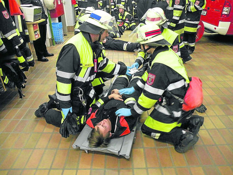 Als Retter in der Not bewährten sich die Feuerwehrdienstleistenden bei ihrer Grundausbildung für die Frewillige Feuerwehr Kirchheim. Foto: Archiv Als Retter in der Not bewährten sich die Feuerwehrdienstleistenden bei ihrer Grundausbildung für die Frewillige Feuerwehr Kirchheim. Foto: Archiv