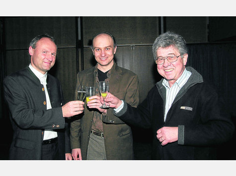 Willkommen in Garching: Pfarrer Bodo Windolf (l.) und Albert Neuhauser (r.) stoßen mit dem neuen Garchinger Kirchenmusiker Gregor Gardemann an. Foto: nb Willkommen in Garching: Pfarrer Bodo Windolf (l.) und Albert Neuhauser (r.) stoßen mit dem neuen Garchinger Kirchenmusiker Gregor Gardemann an. Foto: nb