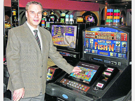 Glücksbringer: Mit dem Ergebnis im Automatensaal ist Peter Koppelstätter zufrieden. Foto: Holzapfel Glücksbringer: Mit dem Ergebnis im Automatensaal ist Peter Koppelstätter zufrieden. Foto: Holzapfel