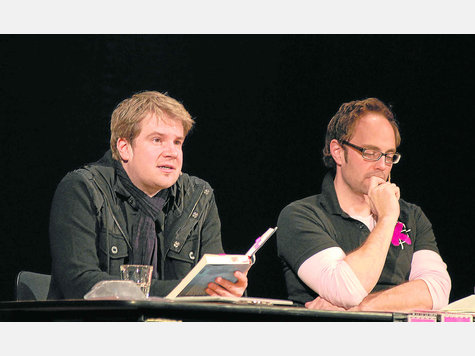 Lesung, Derblecken, Kabarett: Die Autoren Michael Kobr (l.) und Volker Kl&uuml;pfel begeistern die Zuh&ouml;rer im ausverkauften Waitzinger Keller. Foto: leder