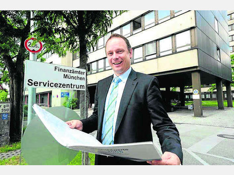 Der Finanzchef und seine Reformpläne: Finanzminister Georg Fahrenschon vor dem Münchner Finanzamt. Foto: Schlaf Der Finanzchef und seine Reformpläne: Finanzminister Georg Fahrenschon vor dem Münchner Finanzamt. Foto: Schlaf
