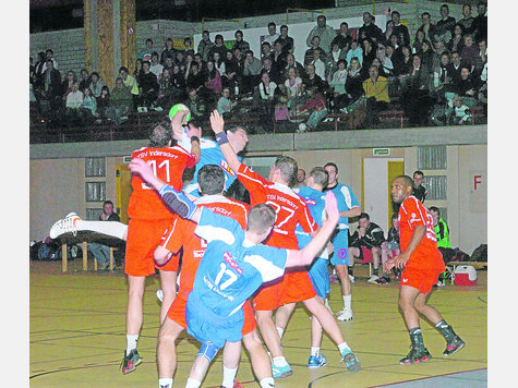 Ein heiß umkämpftes Match sahen die Zuschauer. Christian Weiß (Nr. 17), Michael Kunz und Patrick Schmid (v. r.) beobachten Daniel Sagert beim Wurf. Foto: kressierer Ein heiß umkämpftes Match sahen die Zuschauer. Christian Weiß (Nr. 17), Michael Kunz und Patrick Schmid (v. r.) beobachten Daniel Sagert beim Wurf. Foto: kressierer