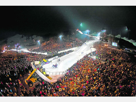 Spektakul&auml;re Abfahrt: 64 Eisl&auml;ufer aus 20 L&auml;ndern traten zu dem ersten &bdquo;Ice Cross Downhill&ldquo;-WM-Lauf an. foto: Kurzend&ouml;rfer