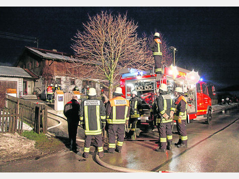 Zirka 80 000 Euro Sachschaden entstand am Sonntag bei einem Wohnungsbrand in Holzhausen (Gemeinde M&uuml;nsing). Rund 50 Feuerwehrm&auml;nner waren im Einsatz. Foto: Hermsdorf