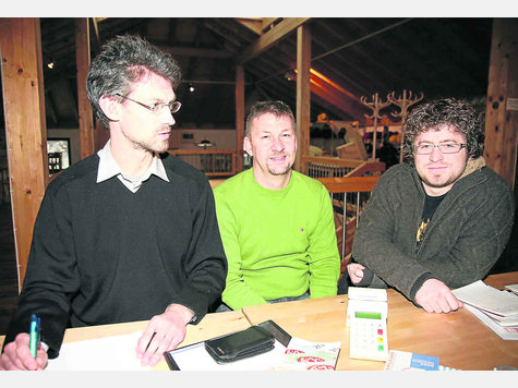 Vater des erfolgreichsten Regios in Deutschland: Christian Gelleri (links) in Prien mit Peter Denk (Mitte) und Christian Tannek vom Amper-Taler Regio e.V. Foto: rds