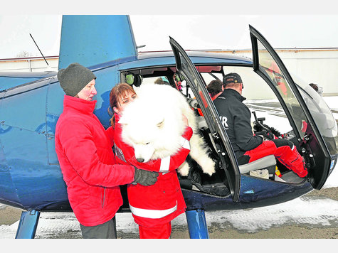 Nur am Anfang skeptisch: Simone Strobel hievt ihren Aaron in den Helikopter. Probleme macht ihr Hund nicht. &bdquo;Der hat Nerven wie Drahtseile.&ldquo;