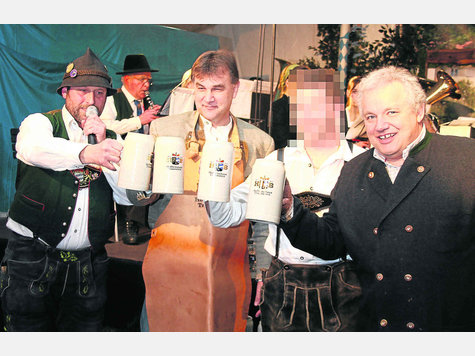 Kassier bei der Loisachtaler Bauernb&uuml;hne, Stadtratskandidat der Wolfratshauser SPD, Festwirt beim Wolfratshauser Starkbierfest 2008: Gestern fand sich ein 39-j&auml;hriger Wolfratshauser (2. vo. re.) auf der Anklagebank im Amtsgericht wieder. Foto: Archiv