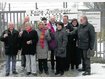 Feiern vor Tor 6: (v.l.) Gerhard Schonath, Gerhard Landgraf, Hedwig Burmeister, Margit Poxleitner-Enger, Hans Kautz, Norman Dombo, Karin Baum&uuml;ller-Soldner, Bernd Bock, Cornelia Schader und Hans Pfleger sto&szlig;en auf das die Entwidmung an. Foto: tb