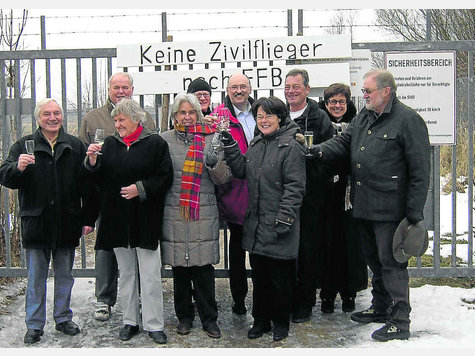 Feiern vor Tor 6: (v.l.) Gerhard Schonath, Gerhard Landgraf, Hedwig Burmeister, Margit Poxleitner-Enger, Hans Kautz, Norman Dombo, Karin Baum&uuml;ller-Soldner, Bernd Bock, Cornelia Schader und Hans Pfleger sto&szlig;en auf das die Entwidmung an. Foto: tb