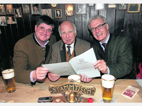 Fritz Schuster (Mi.) bekam notariell verbrieftes Freibier. Links Wirt Michi Beck, rechts Notar Walter Singer. bodmer Fritz Schuster (Mi.) bekam notariell verbrieftes Freibier. Links Wirt Michi Beck, rechts Notar Walter Singer. bodmer