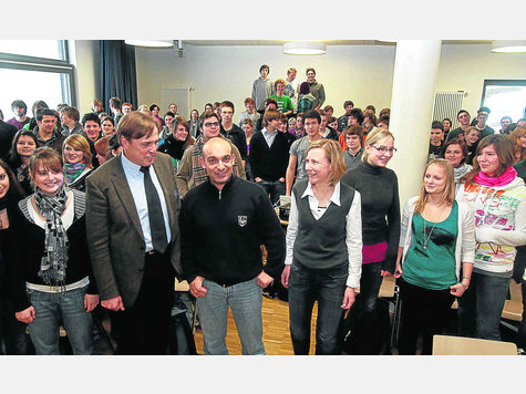 Unterricht mit Lachern und Szenenapplaus: Direktor Thomas Franz (vo.l.) und Claudia Egerer sowie die 11. Klassen begrüßten Django Asül im Tutzinger Gymnasium. Foto: svj