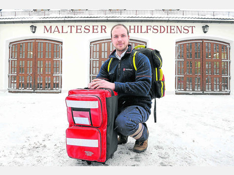 Aufbruch ins Katastrophengebiet: Tobias Kann vor der Gr&auml;felfinger Bezirksgesch&auml;ftsstelle der Malteser. Foto: Sauer