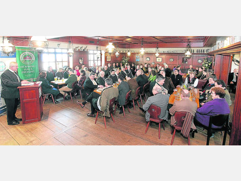 Vor vollem Haus sprach beim Neujahrsempfang im Hofbrauhaus der Vorsitzende des Hotel- und Gaststättenverbandes im Landkreis, Günther Maisberger (l.). Foto: lehmann Vor vollem Haus sprach beim Neujahrsempfang im Hofbrauhaus der Vorsitzende des Hotel- und Gaststättenverbandes im Landkreis, Günther Maisberger (l.). Foto: lehmann