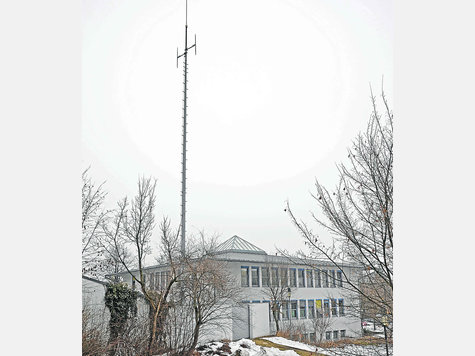 Dieser Funkmast bei der Ebersberger Polizei soll gegen einen 30 Meter hohen Masten ausgetauscht werden. sro Dieser Funkmast bei der Ebersberger Polizei soll gegen einen 30 Meter hohen Masten ausgetauscht werden. sro