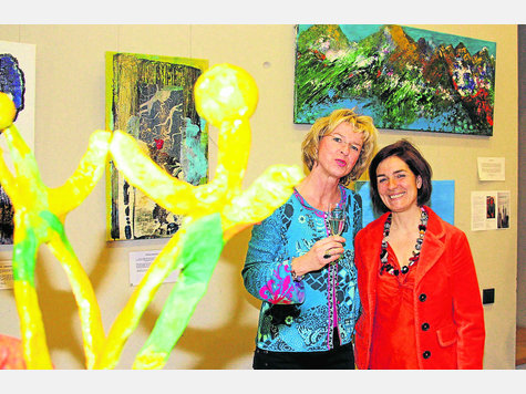 Fröhliche Farben, fröhliche Künstlerinnen (v. l.): Andrea Welling und Simone Gies stellen derzeit ihre farbenfrohen Werke im Isener Rathaus aus. foto: huber Fröhliche Farben, fröhliche Künstlerinnen (v. l.): Andrea Welling und Simone Gies stellen derzeit ihre farbenfrohen Werke im Isener Rathaus aus. foto: huber