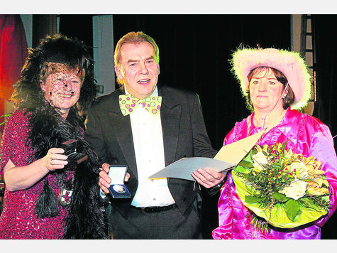 Gro&szlig;er Moment: Matthias Niedermair erh&auml;lt im Beisein seiner Frau Anna aus den H&auml;nden von Planeggs B&uuml;rgermeisterin Annemarie Detsch (l.) die B&uuml;rgermedaille der Gemeinde. foto: rutt