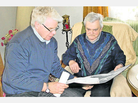 Rudi Schicht (r.) und Oliver K&uuml;brich stecken inmitten der Vorbereitungen f&uuml;r das Jubil&auml;um der Volkshochschule. Foto: ph