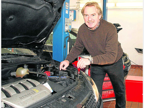 Startet noch einmal neu durch: Helmut Hinz, der 2009 seinen Job bei Buchner + Linse verlor, hat sich mit 57 Jahren mit einer Autowerkstatt selbst&auml;ndig gemacht. R. Kurzend&ouml;rfer