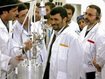 Der iranische Pr&auml;sident Mahmud Ahmadinedschad (Mitte) inspiziert die Urananreicherungsanlage in Natans