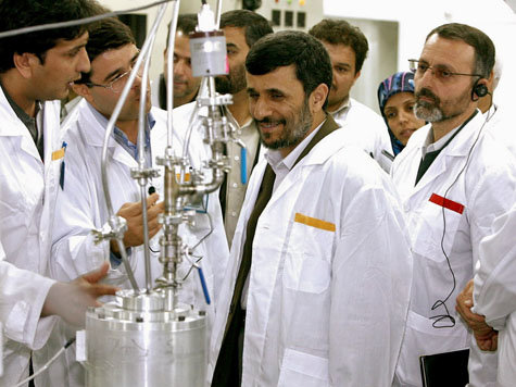 Der iranische Pr&auml;sident Mahmud Ahmadinedschad (Mitte) inspiziert die Urananreicherungsanlage in Natans