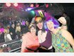 Die Gewinnerin des Schlager-Quiz hei&szlig;t Gaby Kielbassa (l.). DJ Dino Horn (Andy Brenninger, M.) begl&uuml;ckw&uuml;nschte die 44-J&auml;hrige mit seiner Schlagerassistentin Andrea (r.). Foto: msr