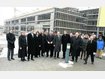 Vor dem Rohbau der Fachober- und Berufsoberschule fand sich die Prominenz aus den Landkreisen Erding und Ebersberg mit den Landr&auml;ten Magdalena F&ouml;stl (Ebersberg/2. v. l.) und Martin Bayerstorfer (Erding/3. v. l.) ein. Gestern wurde Richtfest f&uuml;r das 18,4 Millionen-Euro-Projekt gefeiert. Foto: ham