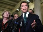 Gouvernator Arnold Schwarzenegger trägt die Fackel