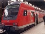 Schüler wollte auf Zug springen - überrollt