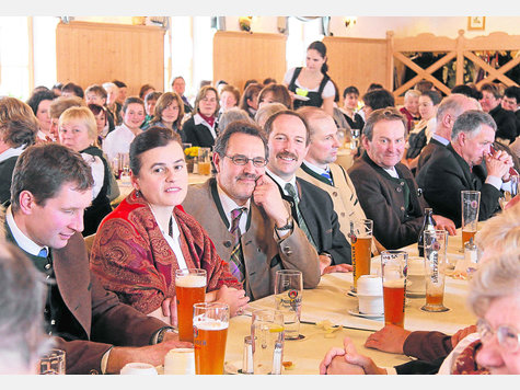Herren der Sch&ouml;pfung: Viele Kommunalpolitiker wie BBV-Kreisobmann Alois Schuller (li.) und der T&ouml;lzer B&uuml;rgermeister Josef Janker (3. v. li.) kamen nach Ascholding. Foto: sh