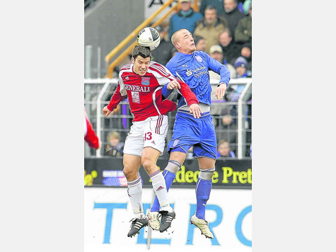 Kopfballduell zwischen Hachings Marcus Steegmann (l.) und dem Osnabr&uuml;cker Tobias Nickenig, dessen VfL das Drittligaspiel 1:0 gewann. Foto: Fishing 4