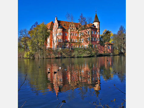 Aufw&auml;ndig renoviert hat Nico Forster das Taufkirchener Wasserschloss, das er 2005 gekauft hat.