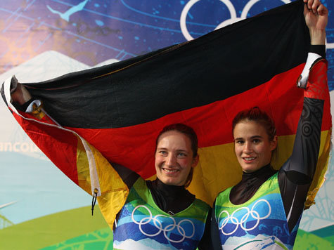 Tatjana H&uuml;fner (l.) und Natalie Geisenberger haben die deutsche F&uuml;hrung schnell ausgebaut