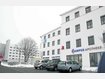 Im Medizin Campus Erding will Dr. Bernhard Weigel als Chirurg weiterarbeiten. Links im Hintergrund seine alte Wirkungsst&auml;tte, das Kreiskrankenhaus. Foto: ham