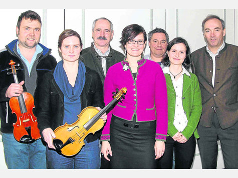 Vorfreude auf den internationalen Kontest: (v. l.) Anton Sprenger, Constanze Werner, Georg Neuner, Carolina Berkmann, Rainer W. Leonhardt, Sabrina Blandau und Adolf Hornsteiner organisieren die sechste Auflage des Geigenbau-Wettbewerbs. Fotos: kunz