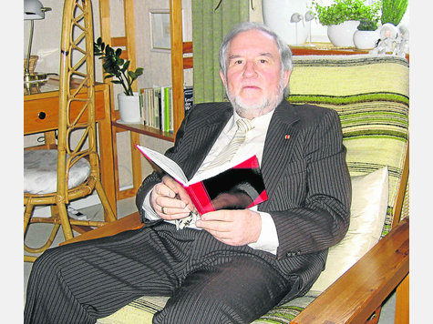 „Nach 44 Büchern ist mein literarisches Schaffen ausgeschöpft.“ Der Etzenhauser Michael Groißmeier feiert am Sonntag in aller Ruhe seinen 75. Geburtstag. Foto: Dr. Bärbel schäfer „Nach 44 Büchern ist mein literarisches Schaffen ausgeschöpft.“ Der Etzenhauser Michael Groißmeier feiert am Sonntag in aller Ruhe seinen 75. Geburtstag. Foto: Dr. Bärbel schäfer