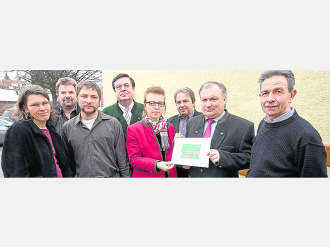 Gegen Agro-Gentechnik im Landkreis: Christiane L&uuml;st (&ouml;dp), die Landwirte Hubert Sontheim und Josef Kaspar, Anwalt Franz Su&szlig;ner, Kreisb&auml;uerin Anita Painhofer, Anton Wiesb&ouml;ck vom Gutshof Buchhof, Bauernverbandsobmann Georg Zankl und Imker Hubert Dietrich. Foto: SvJ