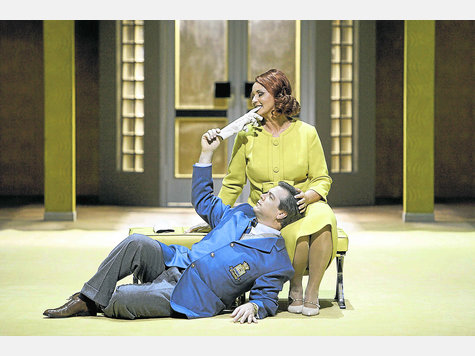 Der Gipfel der Liebesnacht à la Christoph Marthaler: Tristan (Robert Dean Smith) und Isolde (Iréne Theorin) im zweiten Aufzug der aktuellen Bayreuther Inszenierung. foto: dpa Der Gipfel der Liebesnacht à la Christoph Marthaler: Tristan (Robert Dean Smith) und Isolde (Iréne Theorin) im zweiten Aufzug der aktuellen Bayreuther Inszenierung. foto: dpa