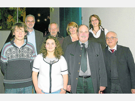 Gewählt: Der neue Vorstand der Murnauer SPD besteht aus (v. v. l.) Stefan Bues, Veronika und Heinz Schwerdtfeger, Michael Koppe sowie (h. v. l.) Michael Manlik, Eike Fuhrmann, Elisabeth Hoechner und Claudia Groll-Hoffmann. Foto: roy Gewählt: Der neue Vorstand der Murnauer SPD besteht aus (v. v. l.) Stefan Bues, Veronika und Heinz Schwerdtfeger, Michael Koppe sowie (h. v. l.) Michael Manlik, Eike Fuhrmann, Elisabeth Hoechner und Claudia Groll-Hoffmann. Foto: roy