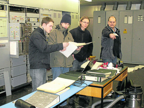 Auch eine Art Geschichtsforschung: (v.l.) Benjamin Riedl, Max Rößner und Quirin Funke studieren alte Schaltpläne. Hannes Schmidbauer vom Förderverein hilft bei der Suche. fotos (2): ph Auch eine Art Geschichtsforschung: (v.l.) Benjamin Riedl, Max Rößner und Quirin Funke studieren alte Schaltpläne. Hannes Schmidbauer vom Förderverein hilft bei der Suche. fotos (2): ph