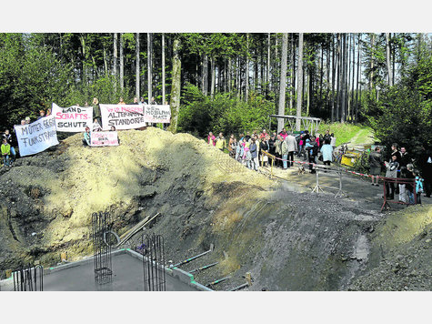Protest gegen O2-Sendemast: Bei einer spontanen Kundgebung an der Baugrube protestierten im September rund 150 Königswieser gegen den Standort. Seit Dezember ist die Anlage in Betrieb, der Widerstand geht weiter. Foto: fkn Protest gegen O2-Sendemast: Bei einer spontanen Kundgebung an der Baugrube protestierten im September rund 150 Königswieser gegen den Standort. Seit Dezember ist die Anlage in Betrieb, der Widerstand geht weiter. Foto: fkn
