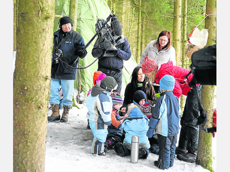 Film ab: Ein Team des Bayerischen Rundfunks drehte gestern am Waldsportpark die Ebersberger Waldspielgruppe. Der Beitrag wird heute Abend gesendet. Foto: Stefan Rossmann