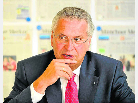 Kennt die unbefriedigende Verkehrssituation im Landkreis aus eigener Erfahrung: Innenminister Joachim Herrmann. Foto: Archiv Kennt die unbefriedigende Verkehrssituation im Landkreis aus eigener Erfahrung: Innenminister Joachim Herrmann. Foto: Archiv