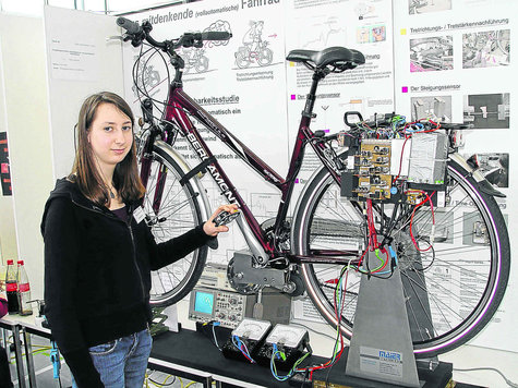 Tüftelte neun Monate an ihrem mitdenkenden Fahrrad: die Hochstadter Gymnasiastin Patricia Skowronek. Foto: fkn Tüftelte neun Monate an ihrem mitdenkenden Fahrrad: die Hochstadter Gymnasiastin Patricia Skowronek. Foto: fkn
